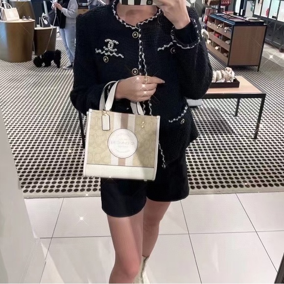 Coach C8417 Dempsey Tote 22 In Signature Jacquard With Stripe And Coach Patch In - Picture 9 of 11